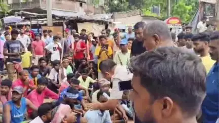 গাজোল: নিমডাঙা ও কৃষ্ণপুর বুথের রাস্তা ও কালভার্চ সংস্কারের দাবিতে রাজ্য সড়ক অবরোধ করে বিক্ষোভ গ্রামবাসীদের  #jansamasya