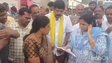ఆళ్లగడ్డలోని సమీర్ వీధిలో సపరిపాలనలో తొలి అడుగు కార్యక్రమంలో పాల్గొన్న MLA భూమా అఖిలప్రియ