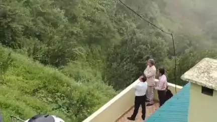 शिमला शहरी: भूस्खलन प्रभावित ढली के लींडीधार पहुंचे एसडीएम मंजीत शर्मा, नुकसान का लिया जायजा