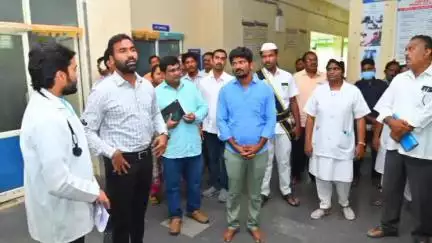 జగిత్యాల: వైద్య సేవలు మెరుగు పరిచి, డాక్టర్లు సమయ పాలన పాటించాలని జిల్లా కేంద్రంలోని అధికారులను ఆదేశించిన కలెక్టర్ బి.సత్య ప్రసాద్