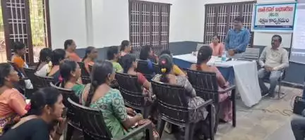 పెద్దపల్లి: జూలపల్లి తహసీల్దార్ కార్యాలయంలో బీఎల్ఓలతో సమావేశం నిర్వహించిన తహసీల్దార్