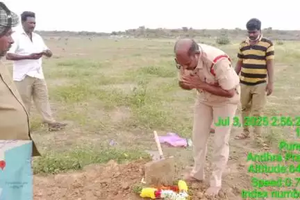 పుంగనూరు: పట్టణంలో అనాధ శవానికి సంప్రదాయబద్ధంగా అంతక్రియలు నిర్వహించిన ఏఎస్ఐ అశ్వత నారాయణ