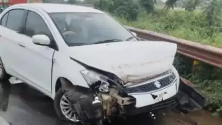 କୋରେଇ: ସାହାପୁର ଛକରେ ଭାରସାମ୍ୟ ହରାଇ ରାସ୍ତା ଡିଭାଇଡରରେ ପିଟି ହେଲା କାର, 3 ଆହତ