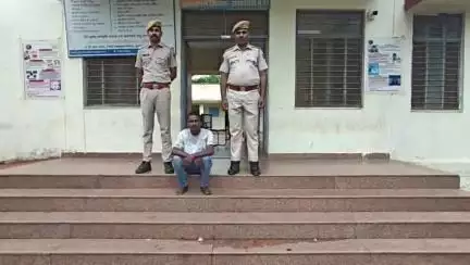 डूंगरपुर: रामसागड़ा पुलिस ने 1 साल से फरार ₹1,000 के इनामी बदमाश को गुजरात से किया गिरफ्तार