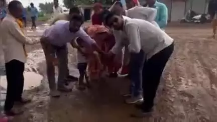 सिमगा: झिरिया में ₹10 लाख की लागत से बनने वाली सीसी सड़क के निर्माण हेतु किया गया भूमिपूजन