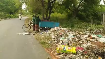 ஊத்தங்கரை: சாலையோரம் கொட்டப்படும் குப்பை கழிவுகளால் கல்லாவி பகுதியில் சுகாதார சீர்கேடு ஏற்படும் அபாய உள்ளது #localissue