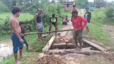 कुरडेग: कुटमाकछार जामझरिया गांव में भारी बारिश से सड़क क्षतिग्रस्त, ग्रामीणों ने श्रमदान कर मरम्मत की