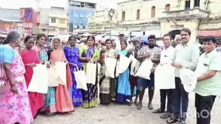 ಮೈಸೂರು: ರಾಷ್ಟ್ರೀಯ ಪ್ಲಾಸ್ಟಿಕ್ ಚೀಲ ಮುಕ್ತ ದಿನ; ನಗರದ ದೇವರಾಜ ಮಾರ್ಕೆಟ್ ಬಳಿ ಬಟ್ಟೆ ಬ್ಯಾಗ್ ವಿತರಿಸಿ ಜಾಗೃತಿ