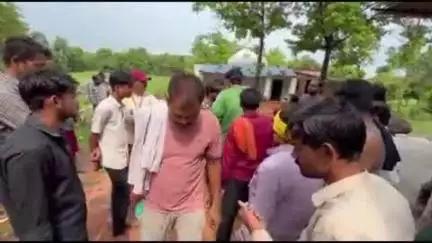 छतरपुर: बारी के रामलला सरकार मंदिर में फिर हुआ बवाल, गुंडों के साथ मंदिर पर कब्जा करने पहुंचा फर्जी बाबा