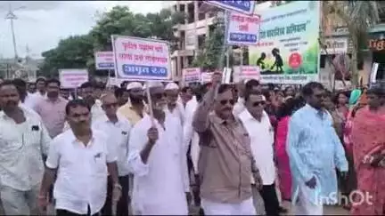 भूम: शहरात अमृत दोन योजनेच्या समर्थनार्थ महिला व नागरीकांनी काढला मोर्चा, गोलाई चौकात मोर्चाचा झाला समारोप