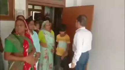 रतलाम नगर: वार्ड 15 की टूटी सड़क और गंदगी की समस्या लेकर पार्षद के साथ नगर निगम पहुंची महिलाएं, धरना देकर सौंपा ज्ञापन #jansamasya
