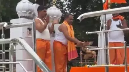 भूम: मीटरद्वारे होणारी अमृत योजना रद्द व्हावी, यासाठी महाविकास आघाडीच्या वतीने आलम प्रभू चरणी साकडे