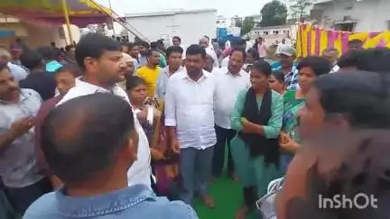 గుంటూరు: రహదారులను నిర్మించండి సార్ అంటూ గుంటూరు తూర్పు ఎమ్మెల్యే నసీర్‌ను వేడుకొన్న  ప్రజలు