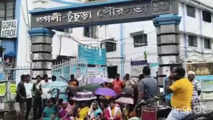 চুঁচুড়া-মগরা: হুগলি-চুঁচুড়া পৌরসভায় তৃতীয় দিনেও মিটলো না অচল অবস্থা, গেটের সামনে বিক্ষোভ অস্থায়ী কর্মীদের