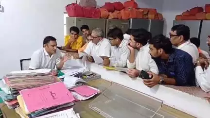 सरदारशहर: बिना लाइसेंस पशु मेले को बंद करवाने की मांग को लेकर विश्व हिंदू परिषद व बजरंग दल के सदस्यों ने SDM ऑफिस में दिया ज्ञापन