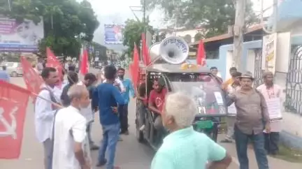 বহরমপুর: শ্রম কোড বাতিল সহ একাধিক দাবিতে  বহরমপুরে DM অফিস অভিযান WBMWU-র, দেওয়া হল ডেপুটেশন