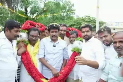 రొల్ల మండలంలో పర్యటించిన ఎమ్మెల్యే ఎమ్మెస్‌ రాజు, ప్రజల ఇళ్ల వద్దకు వెళ్లి సంక్షేమ పథకాలపై వివరణ