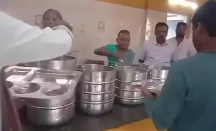 పట్టణంలోని ఆర్ అండ్ బి బంగ్లా వద్ద ఉన్న అన్నా క్యాంటీన్‌ను ఆకస్మికంగా తనిఖీ చేసిన మున్సిపల్ కమిషనర్ శ్రీనివాసులు