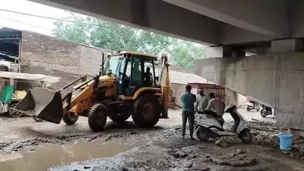 बालाघाट: सरेखा रेलवे ओवरब्रिज के नीचे से हटाया गया अतिक्रमण, प्रशासन ने की सख्त कार्रवाई