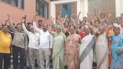 धुळे: एकता नगरात फुटलेली पाईपलाईन व रस्ता दुरुस्त करा, नागरिकांची साक्री रोड येथील महापालिकेत उपायुक्तांनकडे मागणी #Jansamasya