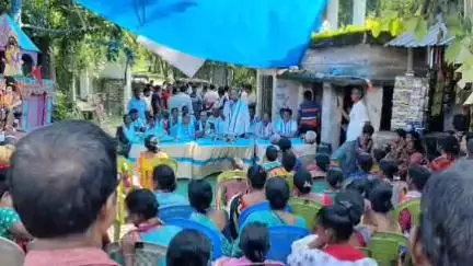 বালুরঘাট: ভেরেণ্ডা মোড় থেকে আশইর পর্যন্ত রাস্তার কাজের সূচনা করলেন মন্ত্রী