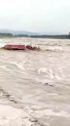 बेहट: शाहपुर गाड़ा की नदी को पार करते समय पानी के बहाव में बह गई ट्रैक्टर-ट्रॉली, चालक ने कूदकर बचाई जान