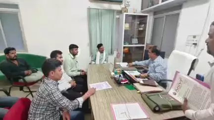 बड़वानी: ग्राम लोनसरा के शिक्षक का नागलवाड़ी तबादला रुकवाने की मांग लेकर पहुंचे संगठन के कार्यकर्ता पहुंचे बड़वानी कार्यालय