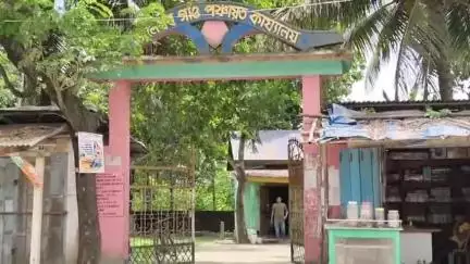 লক্ষীপুৰ: জলেশ্বৰত পৰাজিত প্ৰাৰ্থী শহিদা খাতুনৰ স্বামী তাহেৰ আলীৰ ৬ নং ইউনিটৰ পঞ্চায়ত সদস্যাৰ বিৰুদ্ধে বাল্যবিবাহৰ অভিযোগ