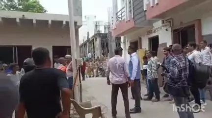 ઓખામંડળ: શહેરમાં ગેરકાયદેસર દબાણો દૂર કરતું તંત્ર, દ્વારકાના રાવળા તળાવ નજીક આવેલ કોમર્શિયલ બાંધકામના તોડી પાડ્યું