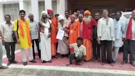 महोबा: छोटी चंद्रिका मंदिर के पास अन्य मंदिरों का रास्ता बंद होने से नाराज भक्तों ने डीएम से लगाई गुहार
