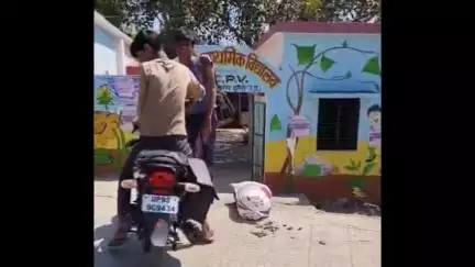 मोठ: गुरसरांय के प्राथमिक विद्यालय से पोषाहार बाहर ले जाने का वीडियो वायरल, जांच की उठी मांग