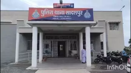 धार: ग्राम पिजराया बिलोदा के बीच सादलपुर पुलिस ने एक व्यक्ति को अवैध शराब बेचते हुए किया गिरफ्तार