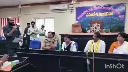 వినుకొండ పట్టణంలో తొలి ఏకాదశి పండుగ సమీక్ష సమావేశం కోసం అధికారులు రెండు గంటల పాటు నిరీక్షణ