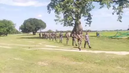 नौतनवा: भारत-नेपाल सीमा के पिलर संख्या 524 के पास एपीएफ जवानों के साथ संयुक्त बैठक कर किया गया गश्त