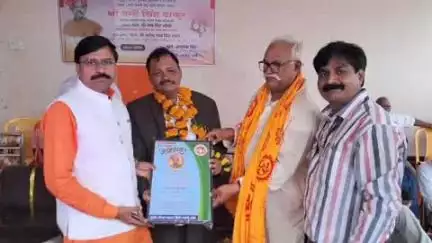 तेंदूखेड़ा: शिक्षक नन्हे सिंह ठाकुर का सेवा निवृत्ति विदाई समारोह आयोजित, राज्यमंत्री धर्मेंद्र सिंह लोधी ने दी विदाई