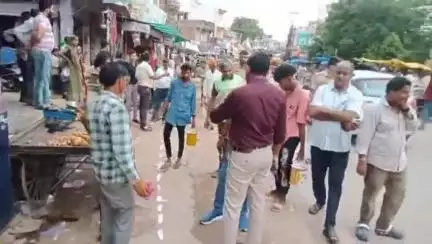 सीमलवाड़ा: सीमलवाड़ा कस्बे के मुख्य बाजार में व्यापारियों ने अतिक्रमण रोकने के लिए सड़क दोनों ओर सफेद पट्टी बनाई