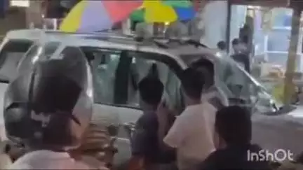 गोपालगंज: शहर के मौनिया चौक पर सिपाही ने युवक पर सड़क पर चलाया डंडा, लोग हुए उग्र, वीडियो वायरल