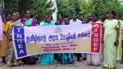 ஊத்தங்கரை: வட்டார வளர்ச்சி அலுவலகம் முன்பு தமிழ்நாடு அரசு ஊழியர் சங்கம் சார்பில் கண்டன ஆர்ப்பாட்டம்