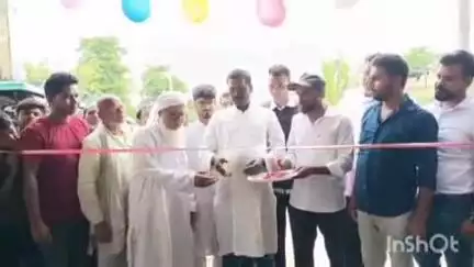 फलका: महेशपुर चौक के पास राजधानी मोटर्स ई-रिक्शा शोरूम का लोजपा महासचिव ने किया उद्घाटन