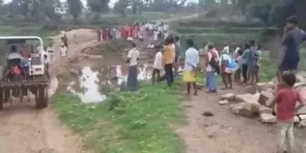 चिनिया: धोबनी नाला ग्रामीणों के लिए बना जाल, बारिश में फंसा ट्रैक्टर, संवेदक की लापरवाही से ग्रामीण परेशान