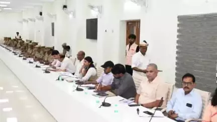 देेेवरिया: कलेक्ट्रेट सभागार में सावन को लेकर मंडलायुक्त और डीआईजी ने की समीक्षा बैठक, दिए आवश्यक निर्देश