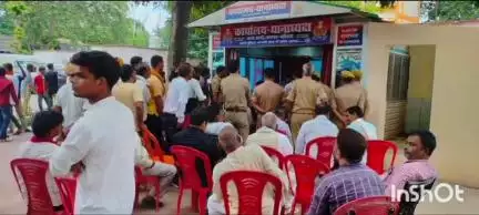 बलिया: हल्दी थाने पहुंचे पूर्व विधायक व परिजन, डम्पर चालक की गिरफ्तारी की मांग की