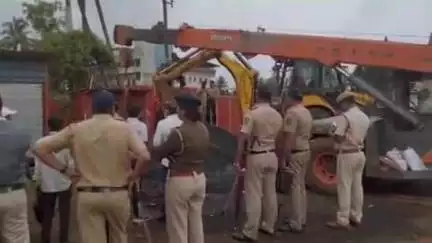 लांजा: लांजा मुंबई- गोवा महामार्गावरील अतिक्रमणांवर अखेर बुलडोझर, भर पावसात महामार्ग विभागाने केली कारवाई