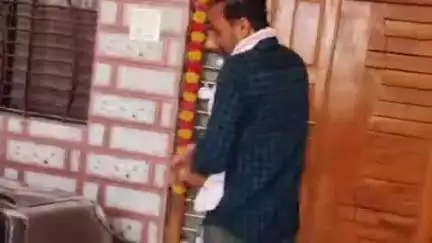 बुलढाणा: पांगरा डोळे येथे सर्पमित्रांनी सापाला केले रेस्क्यू