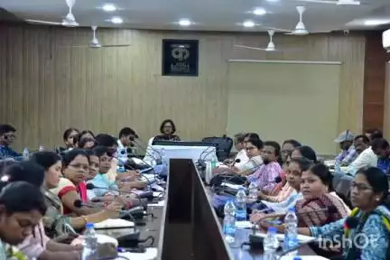 कोंडागांव: कलेक्टर ने महिला एवं बाल विकास विभाग की बैठक में आंगनबाड़ी केंद्रों के रखरखाव व बालिकाओं की शिक्षा के लिए दिए निर्देश