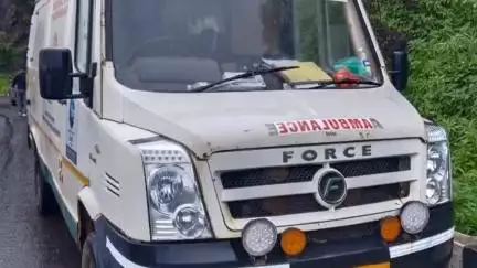 सातारा: यवतेश्वर घाटात शिवसेना व भाजपच्या कार्यकर्त्यांच्या सतर्कतेमुळे रुग्णवाहिकेत लागलेली आग आटोक्यात