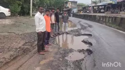 बांसवाड़ा: चिड़ियावासा सीनियर स्कूल के सामने विकट मोड़ मे हाइवे सड़क टूटी, हो रहे है हादसे #jansamasya