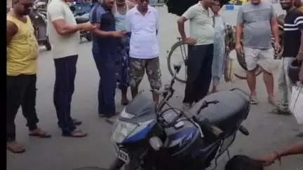 জলপাইগুড়ি: বাইকের ভেতর সাপ, বাইক থেকে লাফ দিয়ে পালিয়ে বাঁচলো বাইক আরোহী,পুলিশ ব্যাটিলিয়ন মোড়ের ঘটনায় চাঞ্চল্য