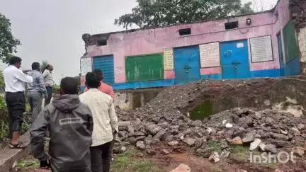पीपलखूंट: हामा पाड़ा विद्यालय भवन का उपखंड अधिकारी ने किया निरीक्षण, छत गिरने की घटना के बाद पहुंची प्रशासनिक टीम, जनहानि नहीं