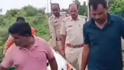 खंडवा: जावर पुलिस ने रेलवे ट्रैक के पास मिले शव को जिला अस्पताल पहुंचाया